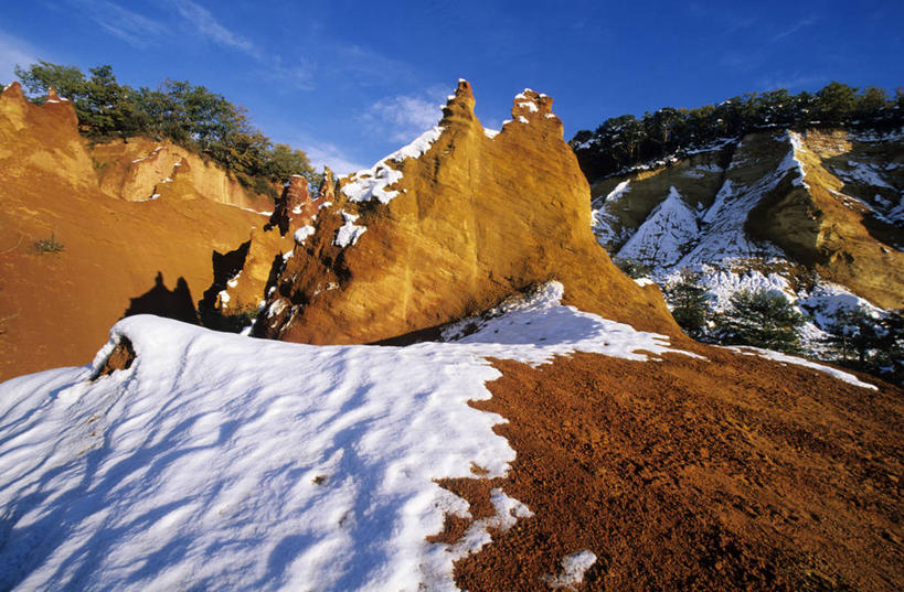 无人,横图,室外,白天,正面,旅游,度假,石头,美景,山,雪,雪山,植物,大雪,法国,欧洲,阴影,光线,石子,影子,冰,积雪,景观,山峰,雪景,云,云朵,冬季,冬天,山峦,云彩,娱乐,树,树木,蓝色,绿色,白云,蓝天,天空,阳光,自然,天,享受,休闲,景色,放松,寒冷,生长,晴朗,成长,冰冷,西欧,沃克吕兹省,法兰西,自然风光,法兰西共和国,法兰西第五共和国,严寒,冰凉,酷寒,凛冽,凛凛,极冷,普罗旺斯.阿尔卑斯.蓝色海岸,普罗旺斯.阿尔卑斯.蓝色海岸大区,石块,岩石,晴空,彩图,阿普特区,吕斯特勒