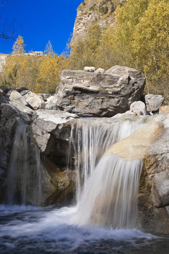 无人,竖图,室外,白天,正面,旅游,度假,石头,美景,瀑布,水,植物,法国,欧洲,阴影,飞溅,溅,光线,石子,液体,影子,景观,水滴,娱乐,水珠,树,树木,蓝色,绿色,蓝天,天空,阳光,自然,天,享受,休闲,景色,放松,生长,晴朗,成长,西欧,喷洒,法兰西,自然风光,万里无云,法兰西共和国,法兰西第五共和国,普罗旺斯.阿尔卑斯.蓝色海岸,普罗旺斯.阿尔卑斯.蓝色海岸大区,上阿尔卑斯省,跌水,石块,岩石,晴空,晴空万里,彩图