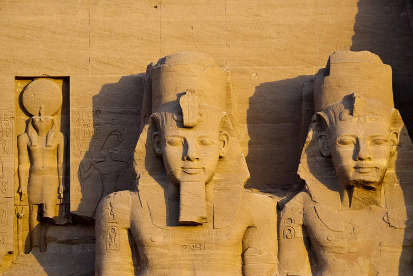 西方人,无人,三个人,站,横图,室外,白天,正面,旅游,度假,名胜古迹,标志建筑,城市,地标,建筑,雕塑,欧洲,非洲,埃及,苏丹,黑人,欧洲人,阴影,遗迹,艺术,装饰,光线,雕刻,雕像,影子,墙,古迹,文物,娱乐,建设,古建筑,石雕,墙壁,墙面,阳光,工艺品,站着,享受,休闲,旅游胜地,放松,纪念,美术,古埃及,法老,主题,陈列,埃及法老,古文明,北非,首府,阿拉伯埃及共和国,金字塔之国,棉花之国,功能,美学,阿斯旺,阿斯旺省,阿非利加洲,拉美西斯二世,苏丹共和国,阿布辛贝神庙,拉美西斯二世神庙,努比亚,阿布辛拜勒神庙,库赖迈,男人,男性,中年男性,非洲人,站立,半身,彩图,努比亚文物遗址,努比亚遗址