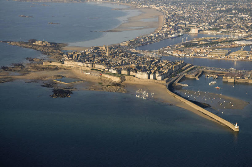 无人,家,横图,俯视,航拍,室外,白天,旅游,度假,海浪,海洋,美景,沙滩,城市风光,城市,建筑,法国,欧洲,阴影,光线,沙子,影子,房屋,屋子,海岸,景观,浪花,公寓,沙地,娱乐,建设,洋房,楼房,住宅,阳光,海水,享受,休闲,景色,放松,布列塔尼,西欧,圣马洛,鸟瞰,法兰西,海景,法兰西共和国,首府,法兰西第五共和国,布列塔尼地区,伊勒.维莱讷省,大海,风浪,海,海水的波动,海滩,近岸浪,涌浪,彩图,高角度拍摄,房子,圣马洛区,圣马罗