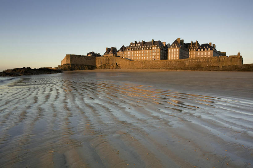 无人,家,横图,室外,白天,正面,旅游,度假,海浪,海洋,名胜古迹,沙滩,标志建筑,地标,建筑,法国,欧洲,阴影,遗迹,光线,沙子,影子,堡垒,城堡,房屋,墙,屋子,海岸,浪花,沙地,古迹,文物,娱乐,建设,古建筑,楼房,墙壁,墙面,住宅,蓝色,蓝天,天空,阳光,海水,天,享受,休闲,旅游胜地,放松,晴朗,布列塔尼,西欧,圣马洛,要塞,法兰西,海景,古文明,万里无云,法兰西共和国,首府,法兰西第五共和国,布列塔尼地区,设防,伊勒.维莱讷省,大海,风浪,海,海水的波动,海滩,近岸浪,涌浪,晴空,晴空万里,彩图,房子,圣马洛区,圣马罗