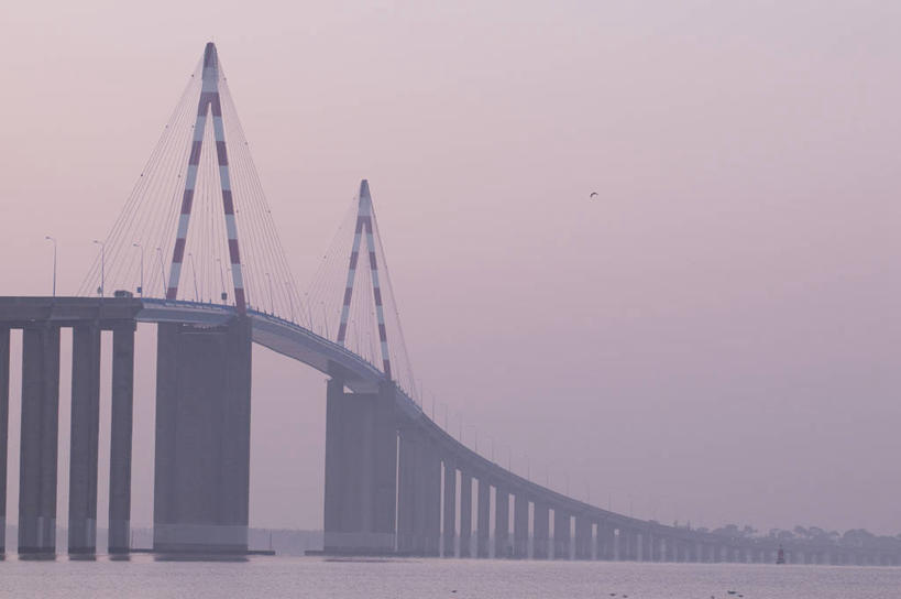 无人,横图,室外,白天,正面,旅游,度假,河流,美景,日落,水,雾,大桥,桥梁,法国,欧洲,朦胧,模糊,河水,景观,水流,晚霞,霞光,落日,高架,桥,娱乐,自然,黄昏,享受,休闲,景色,彩霞,放松,迷雾,西欧,法兰西,自然风光,高架桥,高架道路,跨线桥,法兰西共和国,卢瓦尔河地区,法兰西第五共和国,夕照,薄暮,卢瓦尔,卢瓦尔大区,卢瓦尔河大区,大雾,夕阳,彩图,傍晚,大西洋岸卢瓦尔省,大西洋卢瓦尔省,圣纳泽尔区,斜阳