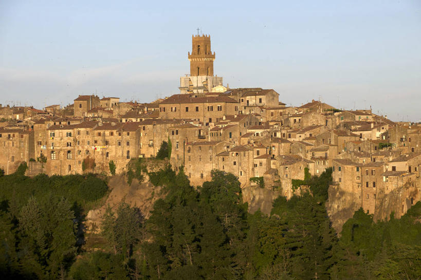 无人,家,横图,室外,白天,正面,旅游,度假,石头,美景,山,山脉,植物,建筑,意大利,欧洲,阴影,光线,石子,瓦片,影子,房屋,屋顶,屋子,景观,山峰,悬崖,山峦,顶棚,瓦,娱乐,楼房,住宅,树,树木,蓝色,绿色,蓝天,天空,阳光,自然,群山,天,享受,休闲,景色,放松,建造,生长,晴朗,成长,托斯卡纳,南欧,自然风光,屋瓦,万里无云,意大利共和国,绝壁,托斯卡纳大区,石块,岩石,晴空,晴空万里,彩图,房子,格罗塞托省,皮蒂利亚诺