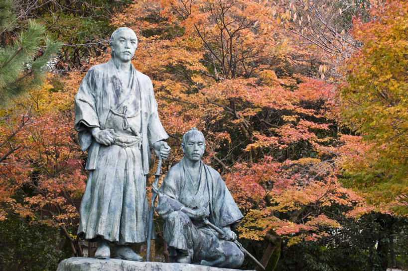 东方人,无人,两个人,公园,站,蹲,横图,室外,白天,正面,民族服装,旅游,度假,名胜古迹,秋季,植物,标志建筑,地标,建筑,叶子,雕塑,京都,日本,亚洲,服装,遗迹,艺术,装饰,雕刻,雕像,枯叶,落叶,枝条,黄种人,古迹,文物,娱乐,建设,古建筑,树,树木,树枝,衣服,绿色,自然,工艺品,站着,享受,休闲,旅游胜地,放松,服饰,京都府,生长,成长,纪念,美术,衣着,穿着,主题,陈列,古文明,东亚,本州,本州岛,日本国,近畿地方,近畿,坂本龙马,功能,美学,思想家,政治家,衣饰,虬枝,枝杈,东山区,活动家,男人,男性,中年男性,亚洲人,叶,叶片,秋,秋天,蹲着,站立,彩图,全身,传统服装,民俗服,圆山公园