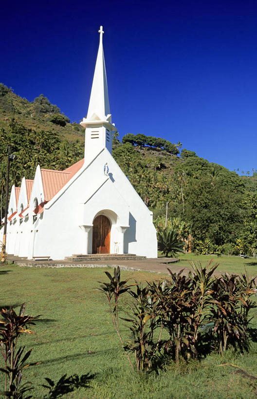 无人,教堂,竖图,室外,白天,正面,旅游,度假,草地,草坪,美景,植物,阴影,节日,光线,十字架,影子,景观,文化,娱乐,草,树,树木,蓝色,绿色,蓝天,天空,阳光,自然,天,祈祷,享受,休闲,健康,景色,放松,许愿,宗教,信仰,生长,晴朗,成长,纪念,祈求,自然风光,大洋洲,信念,法属波利尼西亚,万里无云,法属玻利尼西亚,马克萨斯群岛,平安,晴空,晴空万里,彩图,大教堂,礼拜堂,马贵斯群岛,法图伊瓦岛