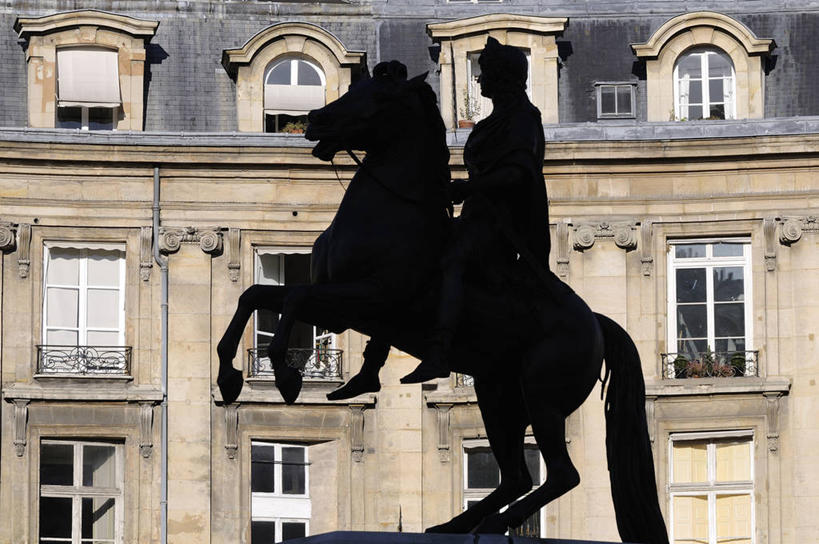 西方人,一个人,无人,家,坐,横图,室外,白天,侧面,旅游,度假,美景,城市风光,标志建筑,城市,地标,建筑,马,野生动物,雕塑,法国,巴黎,欧洲,欧洲人,仅一个男性,仅一个人,仅一个中年男性,阴影,艺术,装饰,光线,雕刻,雕像,影子,房屋,屋子,景观,公寓,首都,娱乐,建设,洋房,楼房,一匹,住宅,阳光,动物,工艺品,享受,休闲,景色,放松,运输,牲畜,纪念,美术,西欧,法兰西,主题,陈列,胜利广场,法兰西共和国,功能,美学,法兰西第五共和国,路易十四,太阳王,法国国王,法兰西岛,法兰西岛大区,男人,男性,中年男性,白种人,坐着,彩图,全身,房子,巴黎省,巴黎市,巴黎第二区,巴黎第一区