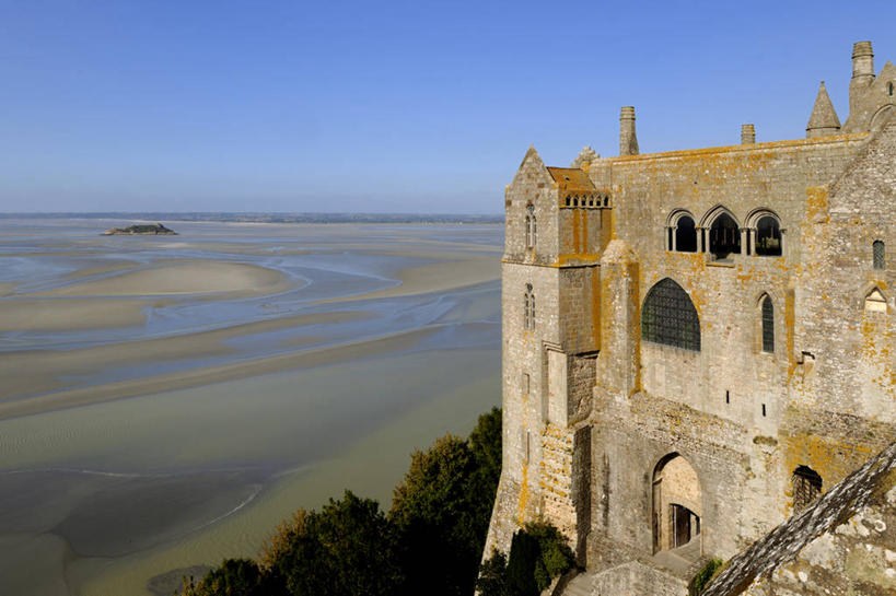 无人,横图,室外,白天,正面,旅游,度假,海浪,名胜古迹,植物,标志建筑,地标,建筑,法国,欧洲,阴影,飞溅,节日,遗迹,溅,光线,液体,影子,墙,海面,水滴,古迹,文化,文物,娱乐,建设,古建筑,墙壁,墙面,水珠,树,树木,蓝色,绿色,蓝天,天空,阳光,自然,海水,天,祈祷,享受,休闲,健康,旅游胜地,放松,许愿,宗教,信仰,生长,晴朗,成长,纪念,涨潮,祈求,碰撞,基督教,西欧,喷洒,天主教,法兰西,修道院,信念,古文明,海潮,万里无云,法兰西共和国,法兰西第五共和国,圣米歇尔山,潮水,潮汐,落潮,下诺曼底,下诺曼底大区,神学院,修院,隐修院,芒什省,平安,晴空,晴空万里,彩图,圣米歇尔山修道院