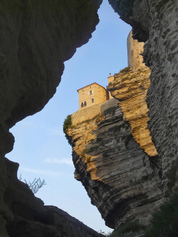 无人,竖图,室外,白天,仰视,旅游,度假,石头,美景,山,山脉,法国,欧洲,阴影,光线,石子,影子,景观,山峰,山峦,娱乐,蓝色,蓝天,天空,阳光,自然,群山,天,享受,休闲,景色,放松,晴朗,科西嘉,科西嘉岛,西欧,法兰西,自然风光,万里无云,法兰西共和国,法兰西第五共和国,南科西嘉,博尼法乔,南科西嘉省,科西嘉大区,石块,岩石,晴空,晴空万里,彩图,低角度拍摄,萨尔泰讷区