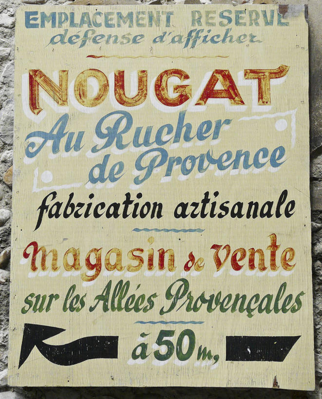 无人,竖图,室外,特写,白天,正面,信息,英文,标志,数字,文字,字符,字母,方向,标识,海报,广告,箭头,阿拉伯数字,英文字母,指向,宣传,簇,彩图,招贴