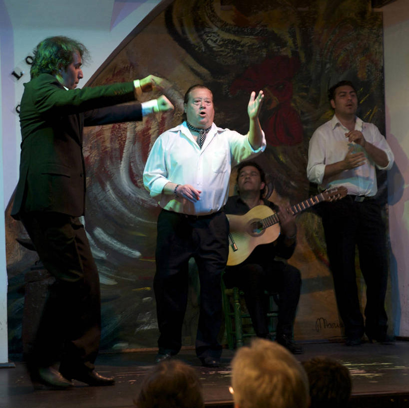 西方人,伙伴,朋友,观众,舞台,站,坐,举,横图,室内,白天,正面,衬衫,友谊,合作,团队,欧洲,欧洲人,一把,乐队,表演,墙,吉他,乐器,弦乐器,许多人,音乐,弹奏,演奏,注视,队伍,墙壁,墙面,观察,看,托,站着,一群人,战略,唱歌,观看,察看,演出,歌舞,关注,弹拨弦鸣乐器,演唱,歌唱,奏乐,联合,合谋,乐团,上演,配合,协作,男人,男性,年轻男性,年轻女性,女人,女性,白种人,观赏人员,表演台,举起,举手,举着,向上举,向上伸,向上托,站立,坐着,半身,彩图,衬衣,弹拨弦乐器