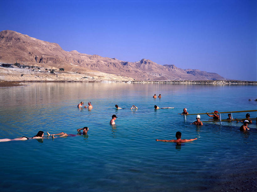 游泳,西方人,躺,横图,室外,白天,正面,旅游,度假,海浪,海洋,美景,沙滩,山,山脉,帽子,欧洲,巴勒斯坦,约旦,欧洲人,亚洲,行人,游客,游人,阴影,光线,沙子,影子,海岸,景观,浪花,山峰,沙地,山峦,许多人,注视,娱乐,运动帽,裸露,路人,旅客,蓝色,蓝天,天空,阳光,自然,海水,群山,天,观察,看,一群人,享受,休闲,鸭舌帽,景色,放松,晴朗,观看,察看,关注,自然风光,西亚,裸,海景,万里无云,泅水,巴勒斯坦国,约旦哈希姆王国,死海,拍浮,过客,卧着,男人,男性,年轻男性,年轻女性,女人,女性,白种人,大海,风浪,海,海水的波动,海滩,近岸浪,涌浪,晴空,晴空万里,躺着,卧,半身,彩图