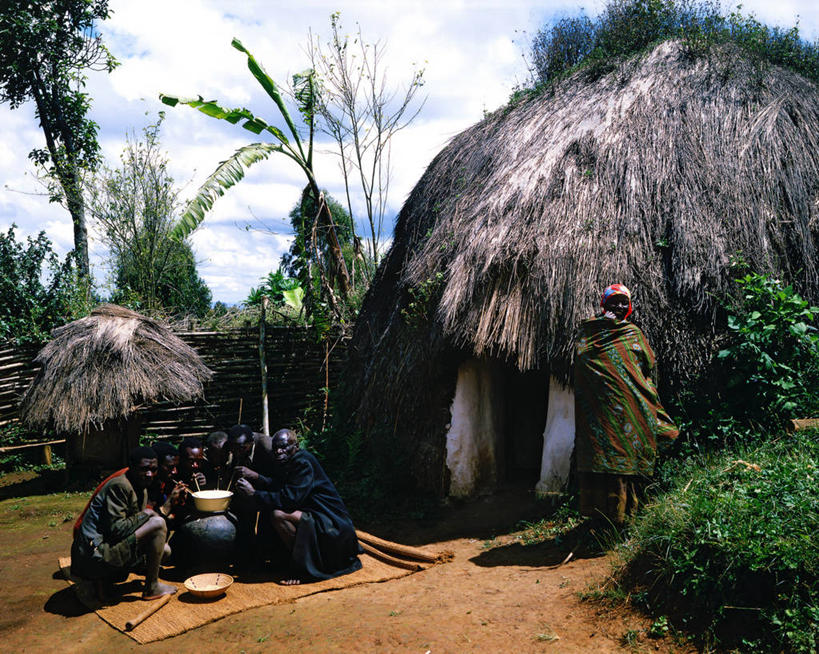 啤酒,西方人,伙伴,朋友,家,站,蹲,横图,室外,白天,正面,民族服装,旅游,度假,友谊,美景,树林,植物,欧洲,非洲,布隆迪,黑人,欧洲人,阴影,光线,影子,房屋,屋子,草屋,景观,云,云朵,酒类,首都,许多人,云彩,注视,娱乐,住宅,酒,树,树木,饮料,蓝色,绿色,白云,蓝天,天空,阳光,自然,茅草屋,天,观察,看,站着,一群人,享受,休闲,景色,放松,生长,晴朗,成长,观看,察看,关注,自然风光,阿非利加洲,东非,布隆迪共和国,友情,男人,男性,年轻男性,非洲人,晴空,蹲着,站立,彩图,全身,传统服装,民俗服,房子,茅舍,茅屋,小屋,布琼布拉