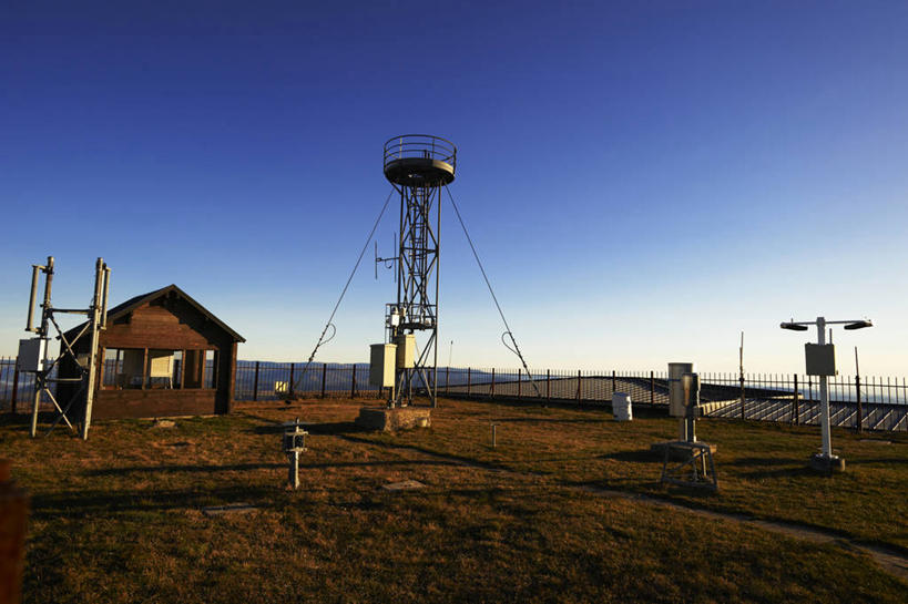 无人,家,栏杆,横图,室外,白天,正面,旅游,度假,草地,草坪,美景,日落,植物,法国,欧洲,栅栏,房屋,墙,屋顶,屋子,景观,篱笆,晚霞,霞光,落日,围栏,塔,顶棚,娱乐,护栏,楼房,架子,墙壁,墙面,住宅,草,绿色,自然,黄昏,享受,休闲,景色,彩霞,放松,支撑,固定,西欧,法兰西,自然风光,气象站,法兰西共和国,法兰西第五共和国,加尔省,夕照,薄暮,朗格多克.鲁西永,朗格多克.鲁西永大区,夕阳,彩图,傍晚,房子,气象台,斜阳