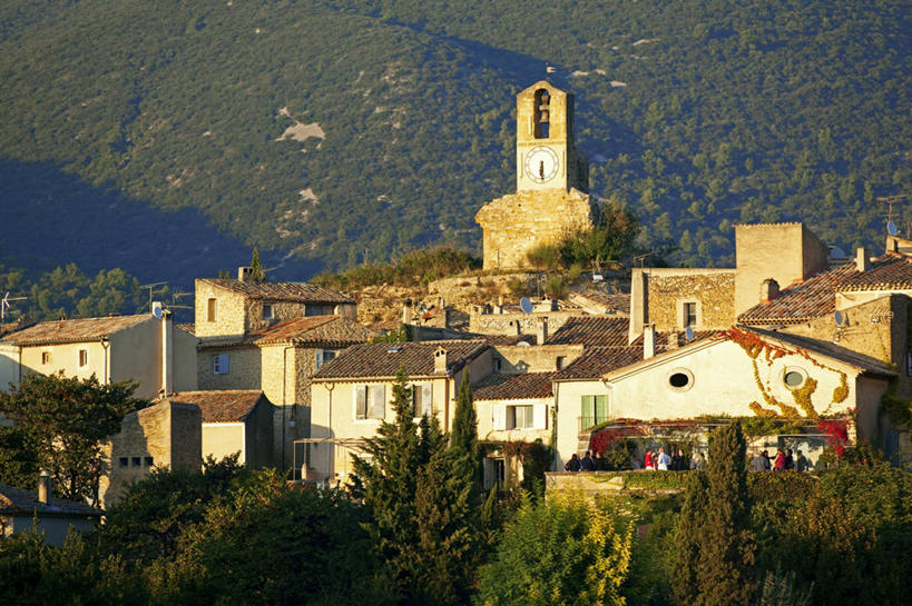 无人,家,教堂,横图,室外,白天,正面,旅游,度假,草地,草坪,名胜古迹,日落,植物,标志建筑,地标,建筑,法国,欧洲,节日,遗迹,时间,时钟,房屋,墙,屋顶,屋子,晚霞,霞光,落日,钟楼,褐色,计时,顶棚,古迹,文化,文物,娱乐,建设,古建筑,楼房,墙壁,墙面,住宅,草,树,树木,绿色,白色,自然,黄昏,钟表,祈祷,享受,休闲,健康,表,旅游胜地,彩霞,放松,许愿,宗教,信仰,生长,成长,纪念,祈求,西欧,沃克吕兹省,法兰西,信念,古文明,法兰西共和国,法兰西第五共和国,塔钟,夕照,薄暮,普罗旺斯.阿尔卑斯.蓝色海岸,普罗旺斯.阿尔卑斯.蓝色海岸大区,平安,钟,夕阳,彩图,傍晚,房子,大教堂,礼拜堂,阿普特区,卢尔马兰,斜阳