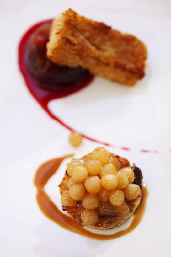 点心,面包,无人,竖图,俯视,室内,特写,白天,白色背景,苹果,梨,葡萄,水果,一堆,阴影,堆叠,堆积,新鲜,反射,影子,生食,食品,坚果,面点,甜点,甜品,果实,食物,糕点,果酱,甜食,干果,葡萄干,香梨,摄影,有机食品,绿色食品,影棚,堆,榛子,苹果酱,果子酱,山板栗,乌珠木,生梨,山葫芦,蒲桃,草龙珠,彩图,高角度拍摄,影棚拍摄,拍摄