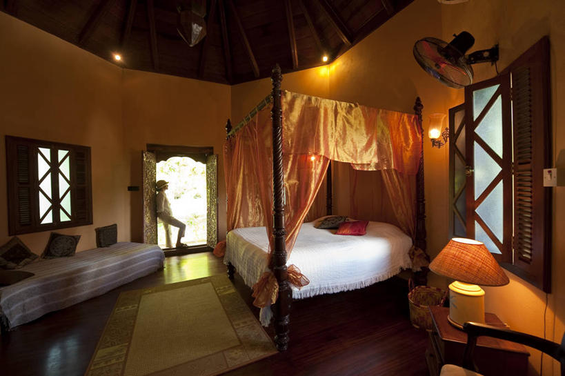 西方人,一个人,宾馆,站,横图,室外,白天,侧面,度假,美景,窗户,床,门,卧室,城市风光,城市,酒店,纺织品,照明,欧洲,非洲,毛里求斯,欧洲人,仅一个年轻女性,仅一个女性,仅一个人,行人,游客,游人,阴影,服装,光线,壁灯,蚊帐,影子,墙,景观,灯光,床单,织物,注视,休闲装,娱乐,被子,路人,旅客,玻璃窗,墙壁,墙面,灯,衣服,灰色,灯具,门框,观察,看,靠,靠着,站着,享受,休闲,休闲服,景色,放松,服饰,单人床,观看,旅社,照亮,察看,被单,照明设备,关注,阻隔,阿非利加洲,毛里求斯共和国,过客,隔绝,年轻女性,女人,女性,白种人,站立,彩图,全身,睡房,卧房,客店,客栈,旅店,旅馆,商旅,大港区