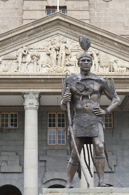 西方人,一个人,无人,家,站,竖图,室外,白天,仰视,民族服装,度假,美景,城市风光,城市,雕塑,欧洲,非洲,比勒陀利亚,南非,黑人,欧洲人,仅一个男性,仅一个人,握,阴影,艺术,装饰,光线,雕刻,雕像,弓箭,影子,柱子,房屋,墙,屋子,景观,首都,注视,娱乐,手叉腰,楼房,墙壁,墙面,住宅,仅一个年轻男性,一个,灰色,阳光,工艺品,叉腰,观察,看,站着,享受,休闲,景色,放松,握着,单个,观看,纪念,美术,察看,关注,主题,陈列,首府,功能,美学,阿非利加洲,行政首都,茨瓦内,德兰士瓦省,南非共和国,单手叉腰,男人,男性,年轻男性,非洲人,站立,彩图,低角度拍摄,全身,传统服装,民俗服,房子,拟人