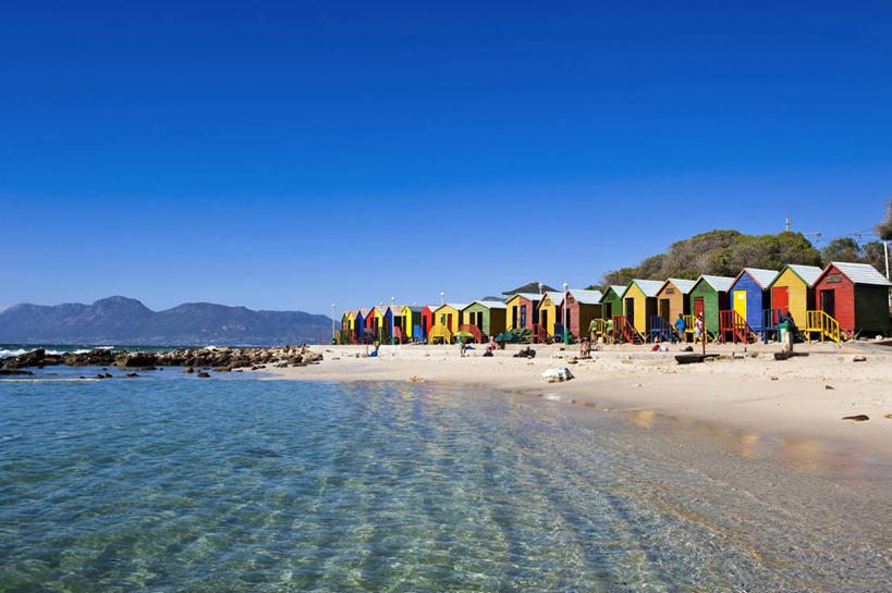 无人,家,横图,室外,白天,正面,旅游,度假,海浪,海洋,美景,沙滩,植物,非洲,南非,一排,许多,阴影,整齐,光线,沙子,影子,房屋,屋子,海岸,景观,浪花,沙地,首都,很多,娱乐,楼房,住宅,树,树木,排列,蓝色,绿色,蓝天,天空,阳光,自然,海水,天,享受,休闲,景色,放松,生长,晴朗,成长,队列,自然风光,海景,万里无云,开普敦,省会,阿非利加洲,立法首都,南非共和国,西开普省,福尔斯湾,大海,风浪,海,海水的波动,海滩,近岸浪,涌浪,晴空,晴空万里,彩图,房子