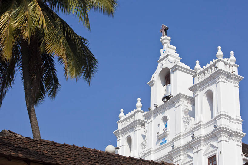 无人,教堂,横图,室外,白天,仰视,旅游,度假,名胜古迹,植物,标志建筑,地标,建筑,印度,亚洲,阴影,节日,遗迹,光线,影子,墙,云,云朵,云彩,古迹,文化,文物,娱乐,建设,古建筑,墙壁,墙面,树,树木,蓝色,绿色,白色,白云,蓝天,天空,阳光,自然,天,祈祷,享受,休闲,健康,旅游胜地,放松,许愿,宗教,信仰,生长,晴朗,成长,纪念,祈求,南亚,信念,古文明,首府,印度共和国,果阿,果阿邦,帕纳吉,平安,晴空,彩图,低角度拍摄,大教堂,礼拜堂,潘吉姆