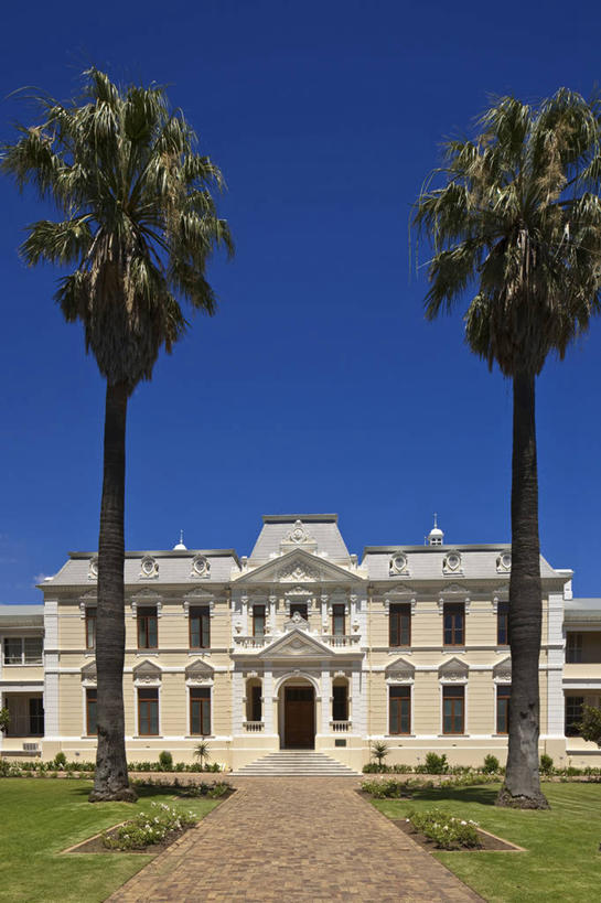 无人,学校,教学楼,竖图,室外,白天,正面,度假,美景,名胜古迹,窗户,门,城市风光,城市,建筑,非洲,南非,一排,许多,阴影,整齐,并列,并排,光线,影子,墙,景观,首都,很多,娱乐,校园,玻璃窗,墙壁,墙面,排列,蓝色,白色,蓝天,天空,阳光,门框,天,享受,休闲,教室,景色,放松,晴朗,队列,平行,万里无云,开普敦,省会,阿非利加洲,立法首都,南非共和国,西开普省,斯泰伦博斯,晴空,晴空万里,彩图,教学大楼