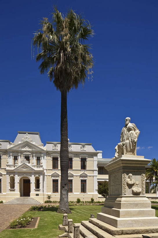 无人,学校,教学楼,竖图,室外,白天,正面,度假,美景,名胜古迹,窗户,门,城市风光,城市,建筑,非洲,南非,一排,许多,阴影,整齐,并列,并排,光线,影子,墙,景观,首都,很多,娱乐,校园,玻璃窗,墙壁,墙面,排列,蓝色,白色,蓝天,天空,阳光,门框,天,享受,休闲,教室,景色,放松,晴朗,队列,平行,万里无云,开普敦,省会,阿非利加洲,立法首都,南非共和国,西开普省,斯泰伦博斯,晴空,晴空万里,彩图,教学大楼