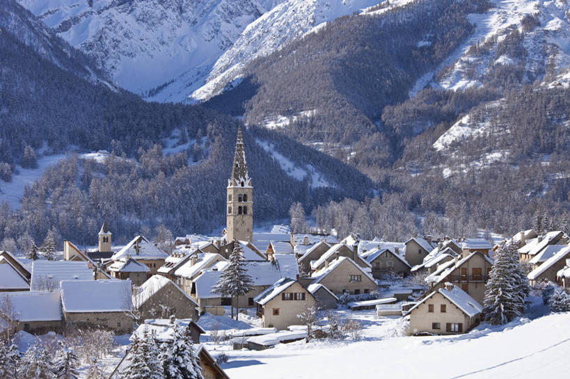无人,家,教堂,横图,俯视,室外,白天,度假,美景,森林,山,树林,雪,雪山,植物,大雪,城市风光,城市,法国,欧洲,阴影,节日,时间,光线,时钟,影子,房屋,墙,屋顶,屋子,冰,积雪,景观,山峰,雪景,冬季,冬天,钟楼,山峦,计时,顶棚,文化,娱乐,楼房,墙壁,墙面,住宅,树,树木,绿色,灰色,阳光,自然,钟表,祈祷,享受,休闲,健康,表,景色,放松,寒冷,许愿,宗教,信仰,生长,成长,纪念,祈求,冰冷,西欧,法兰西,信念,法兰西共和国,法兰西第五共和国,严寒,塔钟,冰凉,酷寒,凛冽,凛凛,极冷,普罗旺斯.阿尔卑斯.蓝色海岸,普罗旺斯.阿尔卑斯.蓝色海岸大区,上阿尔卑斯省,平安,钟,彩图,高角度拍摄,房子,大教堂,礼拜堂,勒莫内蒂耶莱班,布里昂松区