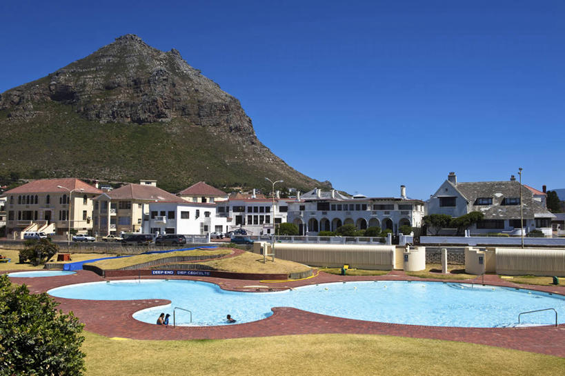 无人,游泳池,家,横图,室外,白天,正面,旅游,度假,草地,草坪,美景,山,山脉,水,植物,非洲,南非,阴影,光线,影子,房屋,墙,屋顶,屋子,景观,山峰,水池,水面,褐色,山峦,首都,顶棚,娱乐,泳池,楼房,墙壁,墙面,住宅,草,树,树木,蓝色,绿色,白色,蓝天,天空,阳光,自然,群山,天,享受,休闲,景色,放松,生长,晴朗,成长,自然风光,万里无云,开普敦,省会,阿非利加洲,立法首都,南非共和国,西开普省,福尔斯湾,梅森堡,晴空,晴空万里,彩图,房子