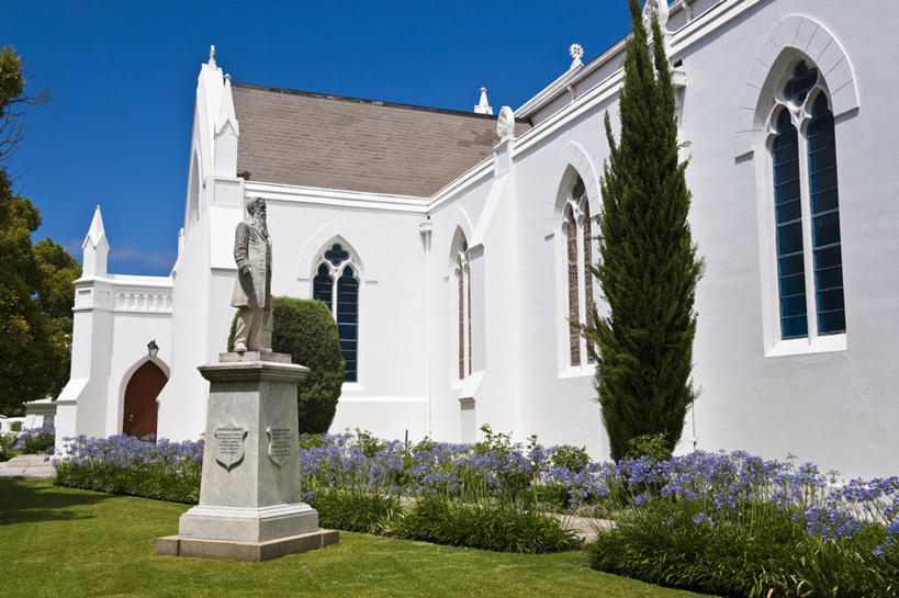 无人,教堂,横图,室外,白天,仰视,旅游,度假,草地,草坪,名胜古迹,植物,窗户,标志建筑,地标,建筑,雕塑,非洲,南非,阴影,节日,遗迹,艺术,装饰,光线,雕刻,雕像,影子,墙,屋顶,首都,顶棚,古迹,文化,文物,娱乐,建设,古建筑,玻璃窗,墙壁,墙面,草,树,树木,一个,蓝色,绿色,白色,蓝天,天空,阳光,自然,工艺品,天,祈祷,享受,休闲,健康,旅游胜地,放松,许愿,宗教,信仰,生长,晴朗,单个,成长,纪念,祈求,美术,主题,陈列,信念,古文明,万里无云,开普敦,省会,功能,美学,阿非利加洲,立法首都,南非共和国,西开普省,斯泰伦博斯,平安,晴空,晴空万里,彩图,低角度拍摄,大教堂,礼拜堂