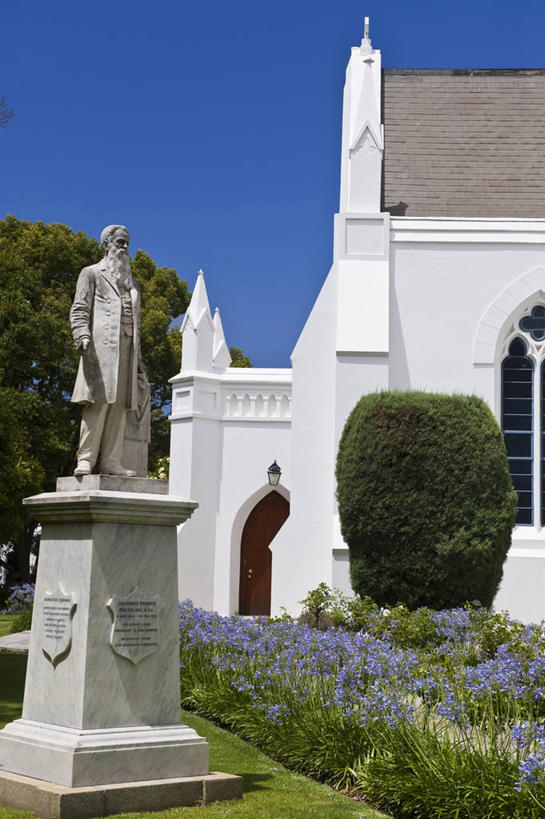 无人,教堂,竖图,室外,白天,正面,旅游,度假,草地,草坪,名胜古迹,植物,窗户,标志建筑,地标,建筑,雕塑,非洲,南非,阴影,节日,遗迹,艺术,装饰,光线,雕刻,雕像,影子,墙,屋顶,首都,顶棚,古迹,文化,文物,娱乐,建设,古建筑,玻璃窗,墙壁,墙面,草,树,树木,一个,蓝色,绿色,白色,蓝天,天空,阳光,自然,工艺品,天,祈祷,享受,休闲,健康,旅游胜地,放松,许愿,宗教,信仰,生长,晴朗,单个,成长,纪念,祈求,美术,主题,陈列,信念,古文明,万里无云,开普敦,省会,功能,美学,阿非利加洲,立法首都,南非共和国,西开普省,斯泰伦博斯,平安,晴空,晴空万里,彩图,大教堂,礼拜堂