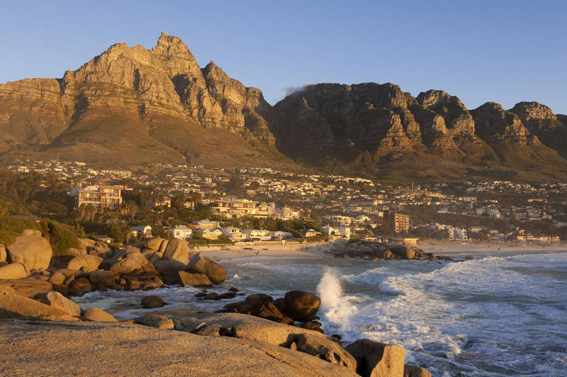 无人,横图,室外,白天,正面,旅游,度假,海浪,海洋,礁石,石头,美景,沙滩,山,山脉,非洲,南非,阴影,光线,沙子,石子,影子,海岸,景观,浪花,山峰,沙地,山峦,娱乐,蓝色,蓝天,天空,阳光,自然,海水,群山,天,享受,休闲,景色,放松,晴朗,自然风光,海景,万里无云,阿非利加洲,南非共和国,西开普省,桌湾,大海,风浪,海,海水的波动,海滩,礁,近岸浪,石块,岩石,涌浪,晴空,晴空万里,彩图