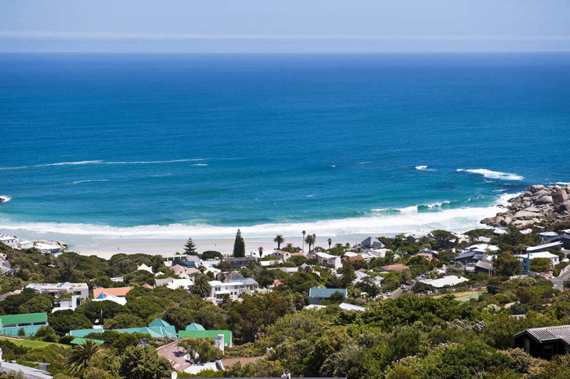 无人,家,横图,俯视,室外,白天,度假,草地,草坪,海浪,海洋,美景,沙滩,植物,城市风光,城市,非洲,南非,阴影,光线,沙子,影子,房屋,屋顶,屋子,海岸,景观,浪花,水平线,辽阔,海平线,沙地,顶棚,娱乐,楼房,住宅,草,树,树木,蓝色,绿色,蓝天,天空,阳光,自然,海水,天,享受,休闲,广阔,景色,放松,生长,晴朗,成长,一望无际,海景,万里无云,阿非利加洲,南非共和国,无边无际,一马平川,奥次颂,大海,风浪,海,海水的波动,海滩,近岸浪,涌浪,晴空,晴空万里,彩图,高角度拍摄,房子,水天相接,水天一线