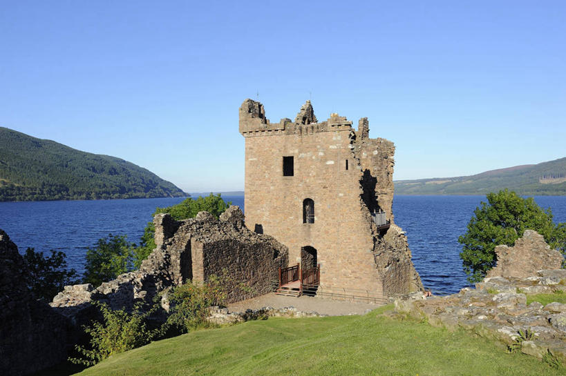 无人,横图,室外,白天,正面,旅游,度假,草地,草坪,河流,名胜古迹,水,植物,标志建筑,地标,建筑,英国,欧洲,阴影,遗迹,光线,影子,堡垒,城堡,墙,河水,水流,古迹,文物,娱乐,建设,古建筑,苏格兰,墙壁,墙面,草,树,树木,蓝色,绿色,灰色,蓝天,天空,阳光,自然,天,享受,休闲,旅游胜地,放松,生长,晴朗,成长,西欧,要塞,大不列颠,古文明,大不列颠及北爱尔兰联合王国,万里无云,苏格兰王国,设防,内斯湖,尼斯湖,晴空,晴空万里,彩图,大不列颠王国,大英帝国,联合王国,日不落帝国