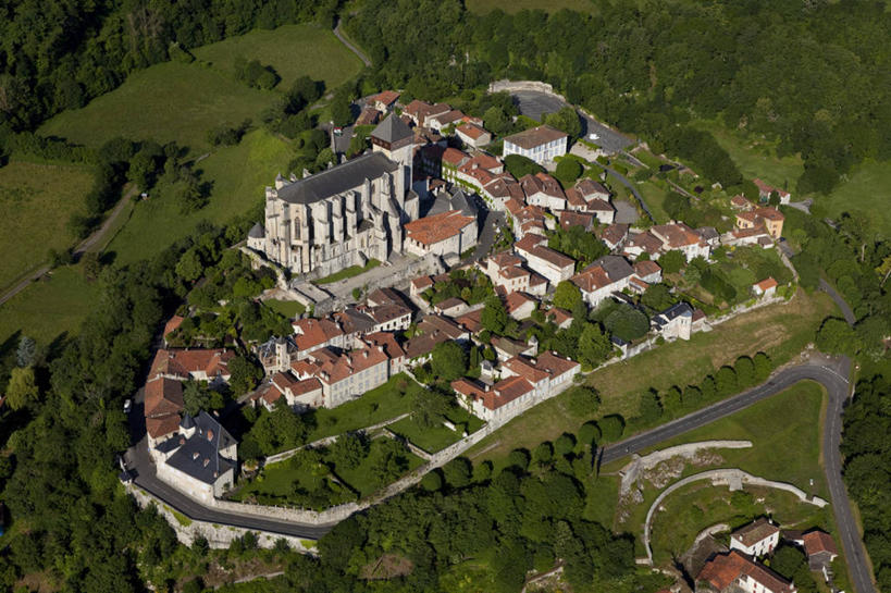 无人,家,教堂,横图,俯视,航拍,室外,白天,旅游,度假,草地,草坪,名胜古迹,植物,标志建筑,地标,建筑,法国,欧洲,阴影,节日,遗迹,光线,影子,房屋,屋顶,屋子,褐色,顶棚,古迹,文化,文物,娱乐,建设,古建筑,楼房,住宅,草,树,树木,绿色,阳光,自然,祈祷,享受,休闲,健康,旅游胜地,放松,许愿,宗教,信仰,生长,成长,纪念,祈求,西欧,鸟瞰,法兰西,信念,古文明,法兰西共和国,法兰西第五共和国,南部.比利牛斯,南部.比利牛斯大区,上加龙,上加龙省,平安,彩图,高角度拍摄,房子,大教堂,礼拜堂,圣贝尔特朗德科曼热,圣戈当区