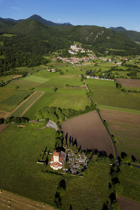 无人,教堂,竖图,俯视,航拍,室外,白天,旅游,度假,草地,草坪,名胜古迹,植物,标志建筑,地标,建筑,法国,欧洲,阴影,节日,遗迹,光线,影子,屋顶,褐色,顶棚,古迹,文化,文物,娱乐,建设,古建筑,草,树,树木,蓝色,绿色,蓝天,天空,阳光,自然,天,祈祷,享受,休闲,健康,旅游胜地,放松,许愿,宗教,信仰,生长,晴朗,成长,纪念,祈求,西欧,鸟瞰,法兰西,信念,古文明,万里无云,法兰西共和国,法兰西第五共和国,南部.比利牛斯,南部.比利牛斯大区,上加龙,上加龙省,平安,晴空,晴空万里,彩图,高角度拍摄,大教堂,礼拜堂,圣贝尔特朗德科曼热,圣戈当区