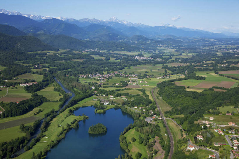 无人,家,横图,俯视,航拍,室外,白天,旅游,度假,草地,草坪,湖,湖泊,美景,山,山脉,水,植物,法国,欧洲,阴影,光线,影子,房屋,屋顶,屋子,湖面,景观,山峰,水流,水面,山峦,顶棚,娱乐,楼房,住宅,草,树,树木,蓝色,绿色,蓝天,天空,阳光,自然,湖水,群山,天,享受,休闲,景色,放松,生长,晴朗,成长,西欧,鸟瞰,法兰西,自然风光,万里无云,法兰西共和国,法兰西第五共和国,南部.比利牛斯,南部.比利牛斯大区,上加龙,上加龙省,晴空,晴空万里,彩图,高角度拍摄,房子,蒙特雷若,圣戈当区