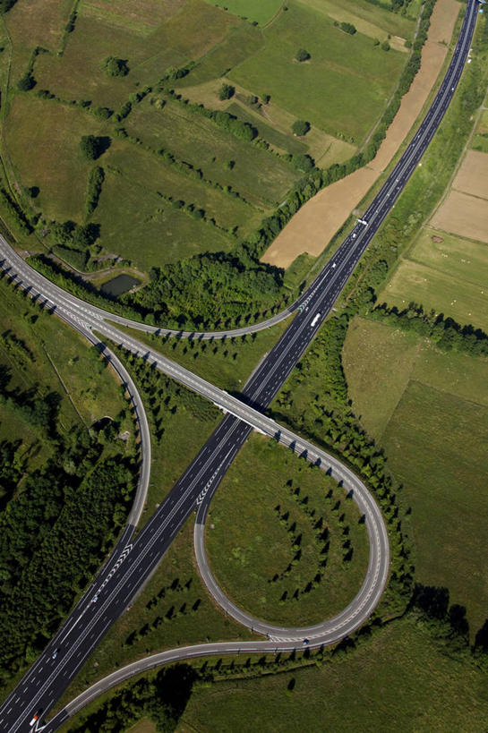 无人,竖图,俯视,航拍,室外,白天,旅游,度假,草地,草坪,美景,植物,大桥,道路,立交桥,路,桥梁,公路,法国,欧洲,阴影,曲折,弯曲,光线,影子,景观,高架,桥,分界线,停车线,交通,娱乐,草,树,树木,绿色,阳光,自然,享受,休闲,景色,放松,蜿蜒,生长,成长,车行道,车行道分界线,西欧,鸟瞰,法兰西,自然风光,标线,高架桥,车行线,高架道路,跨线桥,法兰西共和国,法兰西第五共和国,南部.比利牛斯,南部.比利牛斯大区,上加龙,上加龙省,立体交叉桥,马路,彩图,高角度拍摄,枢纽立交,系统立交桥