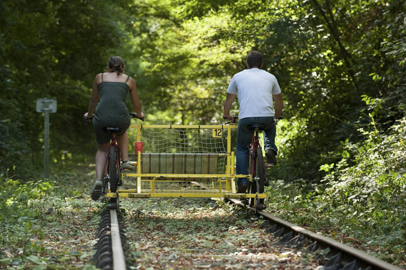 西方人,两个人,坐,横图,室外,白天,旅游,度假,草地,草坪,美景,树林,植物,路,铁路,自行车,法国,欧洲,欧洲人,一辆,行人,游客,游人,握,阴影,服装,光线,影子,景观,轨道,交通,铁轨,休闲装,娱乐,路人,旅客,车,脚踏车,草,树,树木,骑,背面,衣服,绿色,阳光,自然,交通工具,骑车,享受,休闲,休闲服,景色,放松,握着,运输,服饰,生长,成长,布列塔尼,西欧,法兰西,自然风光,载具,法兰西共和国,法兰西第五共和国,布列塔尼地区,过客,伊勒.维莱讷省,男人,男性,年轻男性,年轻女性,女人,女性,白种人,坐着,彩图,全身,雷恩区,梅德雷阿克