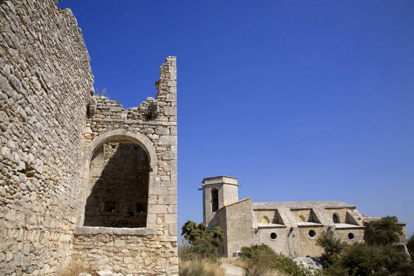 无人,家,横图,室外,白天,仰视,度假,建材,美景,城市风光,城市,建筑,法国,欧洲,阴影,破旧,陈旧,光线,材料,影子,砖,砖块,房屋,墙,屋子,景观,娱乐,楼房,墙壁,墙面,住宅,蓝色,灰色,蓝天,天空,阳光,天,享受,休闲,砖头,景色,放松,建造,晴朗,西欧,沃克吕兹省,残破,法兰西,万里无云,法兰西共和国,法兰西第五共和国,普罗旺斯.阿尔卑斯.蓝色海岸,普罗旺斯.阿尔卑斯.蓝色海岸大区,石料,晴空,晴空万里,彩图,低角度拍摄,房子,吕贝隆山区,砌墙砖