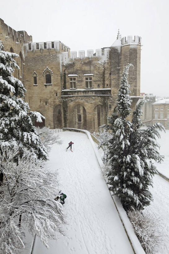 无人,宫殿,竖图,室外,白天,正面,旅游,度假,名胜古迹,雪,植物,大雪,窗户,门,标志建筑,地标,建筑,法国,欧洲,阴影,遗迹,光线,影子,墙,积雪,雪景,冬季,冬天,古迹,文物,娱乐,建设,古建筑,玻璃窗,墙壁,墙面,树,树木,绿色,灰色,天空,阳光,自然,门框,天,享受,休闲,旅游胜地,放松,寒冷,生长,成长,宫廷,西欧,沃克吕兹省,法兰西,古文明,阿维尼翁,法兰西共和国,法兰西第五共和国,严寒,王宫,普罗旺斯.阿尔卑斯.蓝色海岸,普罗旺斯.阿尔卑斯.蓝色海岸大区,彩图,皇宫