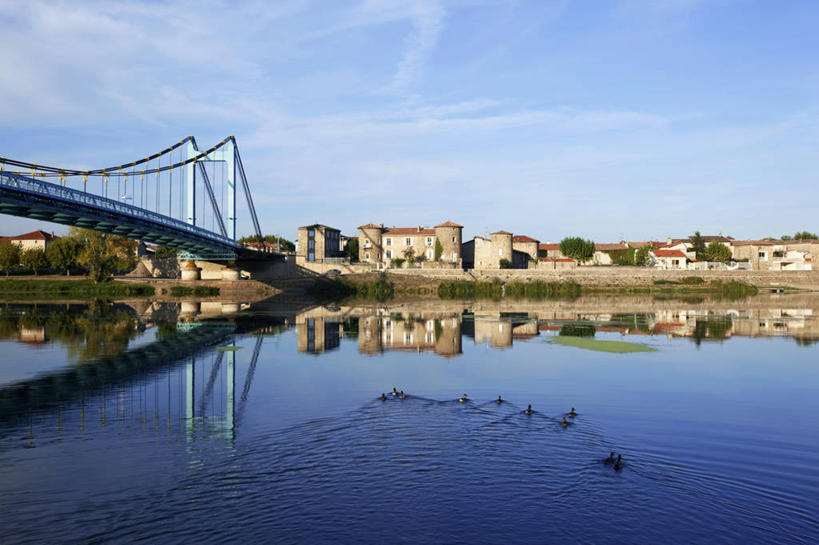 游泳,无人,家,横图,室外,白天,正面,度假,河流,美景,水,植物,城市风光,城市,大桥,桥梁,鸟,法国,欧洲,一排,许多,阴影,波纹,飞溅,整齐,溅,光线,鸟类,液体,影子,房屋,墙,屋顶,屋子,河水,景观,水滴,水流,云,云朵,斜拉桥,桥,很多,云彩,顶棚,娱乐,楼房,墙壁,墙面,住宅,水珠,树,树木,排列,蓝色,绿色,灰色,白云,倒影,蓝天,水纹,天空,阳光,自然,船尾波,波浪,天,享受,休闲,景色,放松,生长,晴朗,成长,倒映,西欧,隆河,队列,喷洒,法兰西,法兰西共和国,法兰西第五共和国,泅水,反照,拍浮,伊泽尔省,斜张桥,晴空,彩图,全身,房子,罗讷.阿尔卑斯,罗讷.阿尔卑斯大区,罗纳河,罗讷河,萨布隆