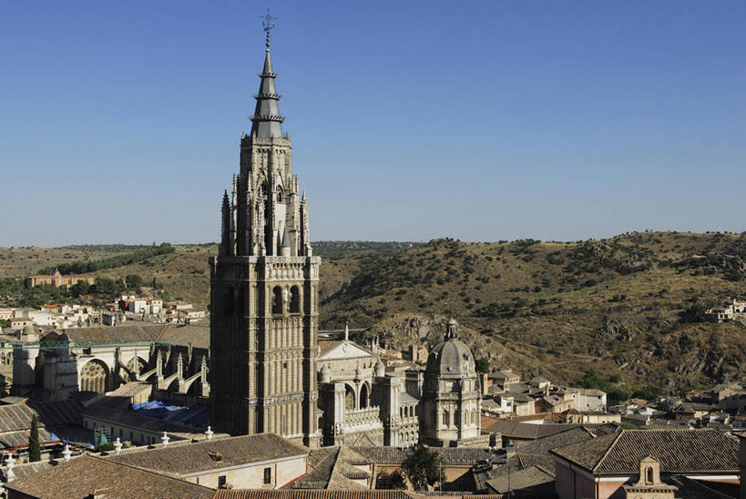 无人,家,教堂,横图,室外,白天,正面,旅游,度假,草地,草坪,名胜古迹,植物,标志建筑,地标,建筑,西班牙,欧洲,阴影,节日,遗迹,时间,光线,时钟,影子,房屋,墙,屋顶,屋子,钟楼,计时,顶棚,古迹,文化,文物,娱乐,建设,古建筑,楼房,墙壁,墙面,住宅,草,树,树木,蓝色,绿色,灰色,蓝天,天空,阳光,自然,钟表,天,祈祷,享受,休闲,健康,表,旅游胜地,放松,许愿,宗教,信仰,生长,晴朗,成长,纪念,祈求,南欧,信念,古文明,万里无云,托莱多,西班牙王国,塔钟,卡斯蒂利亚,卡斯蒂利亚拉曼查,卡斯蒂利亚拉曼恰,拉曼查,拉曼恰,托莱多省,托莱多大教堂,平安,钟,晴空,晴空万里,彩图,房子,大教堂,礼拜堂