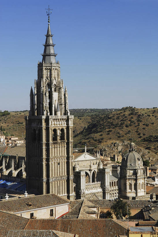 无人,家,教堂,竖图,室外,白天,正面,旅游,度假,草地,草坪,名胜古迹,植物,标志建筑,地标,建筑,西班牙,欧洲,阴影,节日,遗迹,时间,光线,时钟,影子,房屋,墙,屋顶,屋子,钟楼,计时,顶棚,古迹,文化,文物,娱乐,建设,古建筑,楼房,墙壁,墙面,住宅,草,树,树木,蓝色,绿色,灰色,蓝天,天空,阳光,自然,钟表,天,祈祷,享受,休闲,健康,表,旅游胜地,放松,许愿,宗教,信仰,生长,晴朗,成长,纪念,祈求,南欧,信念,古文明,万里无云,托莱多,西班牙王国,塔钟,卡斯蒂利亚,卡斯蒂利亚拉曼查,卡斯蒂利亚拉曼恰,拉曼查,拉曼恰,托莱多省,托莱多大教堂,平安,钟,晴空,晴空万里,彩图,房子,大教堂,礼拜堂