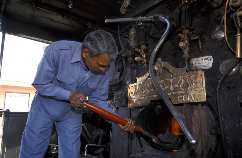 西方人,一个人,司机,站,横图,室内,白天,仰视,工作服,制服,壁炉,火车,金属制品,欧洲,欧洲人,仅一个男性,仅一个人,仅一个中年男性,一把,弯腰,握,阴影,光线,金属,铲子,火焰,影子,燃烧,注视,车,交通工具,低头,点燃,观察,看,取暖,站着,握着,观看,火光,察看,关注,载具,蒸汽机,弯身,垂头,工作制服,蒸汽机车,火车机车,男人,男性,中年男性,白种人,驾驶员,站立,半身,彩图,低角度拍摄,工作套服,取暖设备,手铲