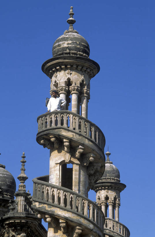 西方人,一个人,栏杆,站,竖图,室外,白天,仰视,旅游,度假,名胜古迹,楼梯,标志建筑,地标,建筑,欧洲,印度,欧洲人,亚洲,仅一个男性,仅一个人,行人,游客,游人,阴影,服装,节日,遗迹,光线,扶手,影子,柱子,阶梯,屋顶,塔,顶棚,休闲装,古迹,文化,文物,娱乐,建设,古建筑,护栏,路人,旅客,台阶,仅一个年轻男性,衣服,蓝色,蓝天,天空,阳光,天,祈祷,站着,享受,休闲,健康,休闲服,旅游胜地,放松,许愿,宗教,服饰,信仰,晴朗,纪念,祈求,伊斯兰教,清真寺,南亚,古文明,万里无云,印度共和国,古吉拉特,古吉拉特邦,过客,居那加德县,平安,男人,男性,年轻男性,白种人,晴空,晴空万里,站立,彩图,低角度拍摄,全身