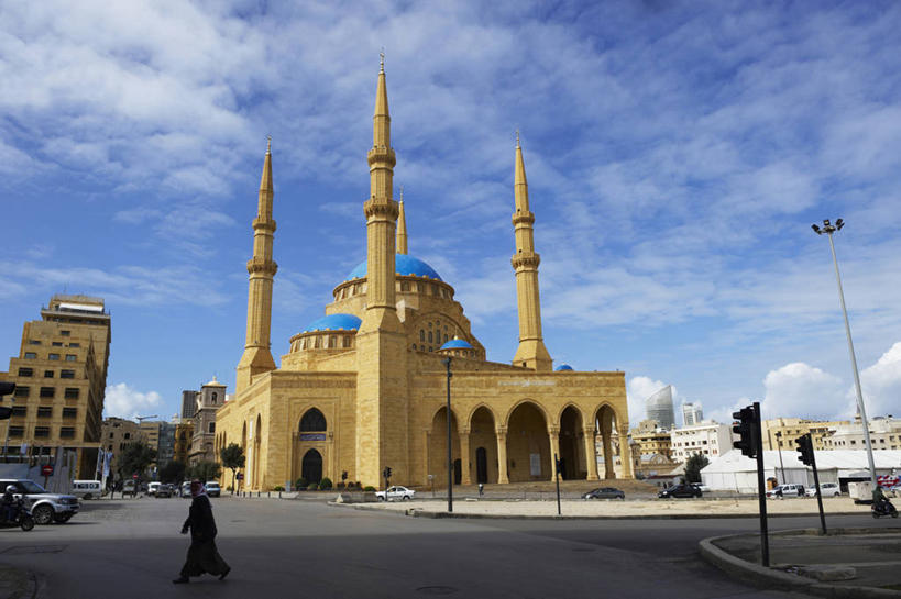 一个人,走,横图,室外,白天,仰视,旅游,度假,安全,名胜古迹,标志建筑,道路,地标,建筑,路,路灯,照明,黎巴嫩,亚洲,仅一个年轻女性,仅一个女性,仅一个人,阴影,服装,节日,遗迹,光线,影子,柱子,墙,云,云朵,红绿灯,小路,塔,灯光,信号灯,交通,首都,云彩,休闲装,古迹,文化,文物,娱乐,建设,古建筑,墙壁,墙面,灯,衣服,黄色,蓝色,白云,蓝天,天空,阳光,天,祈祷,享受,休闲,健康,休闲服,旅游胜地,放松,警示,许愿,宗教,服饰,信仰,晴朗,纪念,祈求,照亮,伊斯兰教,照明设备,提示,清真寺,西亚,流通,古文明,交通信号灯,行人信号灯,黎巴嫩共和国,贝鲁特,平安,年轻女性,女人,女性,阿拉伯人,白种人,亚洲人,晴空,步行,散步,走路,彩图,低角度拍摄,全身