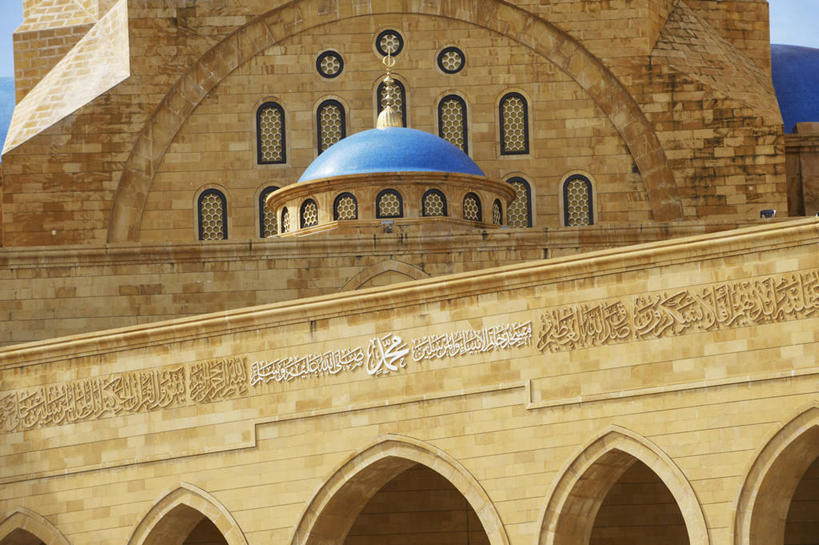 无人,横图,室外,白天,仰视,旅游,度假,名胜古迹,窗户,标志建筑,地标,建筑,黎巴嫩,亚洲,阴影,节日,遗迹,光线,影子,墙,屋顶,首都,顶棚,古迹,文化,文物,娱乐,建设,古建筑,玻璃窗,墙壁,墙面,黄色,蓝色,阳光,祈祷,享受,休闲,健康,旅游胜地,放松,许愿,宗教,信仰,纪念,祈求,伊斯兰教,清真寺,西亚,古文明,黎巴嫩共和国,贝鲁特,平安,彩图,低角度拍摄