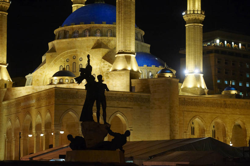 无人,三个人,站,躺,举,横图,室外,夜晚,正面,旅游,度假,名胜古迹,标志建筑,地标,建筑,路灯,照明,雕塑,黎巴嫩,亚洲,阴影,节日,遗迹,艺术,装饰,光线,雕刻,雕像,影子,墙,屋顶,灯光,首都,背光,顶棚,古迹,文化,文物,娱乐,建设,古建筑,墙壁,墙面,灯,一个,蓝色,白色,工艺品,祈祷,托,站着,享受,休闲,健康,旅游胜地,放松,许愿,宗教,信仰,单个,纪念,祈求,照亮,美术,伊斯兰教,照明设备,主题,清真寺,西亚,逆光,陈列,古文明,功能,美学,黎巴嫩共和国,贝鲁特,卧着,平安,男人,男性,年轻男性,年轻女性,女人,女性,举起,举手,举着,躺着,卧,向上举,向上伸,向上托,站立,彩图,全身,拟人