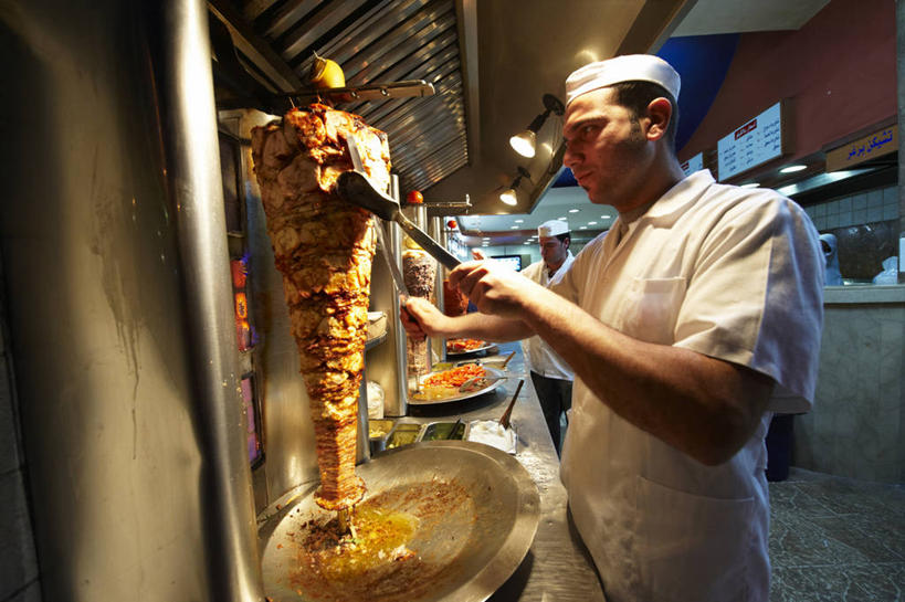 两个人,同事,厨师,站,横图,室内,白天,侧面,工作服,制服,烹饪,成功,合作,团队,集体,信心,厨房,厨具,帽子,金属制品,亚洲,一把,握,阴影,朦胧,模糊,光线,金属,工具,影子,灯光,料理,食品,刀具,烤肉,干净,队伍,菜肴,美食,食物,白色,刀,站着,握着,佳肴,油烟机,卫生,领导,吸油烟机,成就,菜刀,土耳其料理,合伙,领袖,土耳其烤肉,无边帽,一顶,切菜刀,工作制服,土耳其菜,男人,男性,年轻男性,阿拉伯人,白种人,亚洲人,厨师长,厨子,大厨,主厨,站立,半身,彩图,工作套服,灶间,卡巴,旋转烤肉