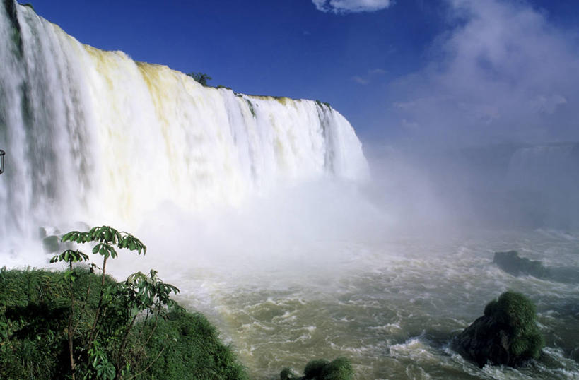 无人,横图,室外,白天,正面,旅游,度假,草地,草坪,河流,礁石,石头,美景,瀑布,水,植物,雾,巴西,阿根廷,阴影,飞溅,朦胧,模糊,溅,光线,石子,液体,影子,河水,景观,水滴,水流,云,云朵,云彩,娱乐,水珠,草,蓝色,绿色,白云,蓝天,天空,阳光,自然,天,享受,休闲,景色,南美,放松,晴朗,迷雾,南美洲,拉丁美洲,喷洒,自然风光,美洲,世界自然遗产,巴西联邦共和国,亚美利加洲,南亚美利加洲,阿根廷共和国,伊瓜苏大瀑布,伊瓜苏瀑布,巴拉那,巴拉那州,跌水,礁,石块,岩石,大雾,晴空,彩图