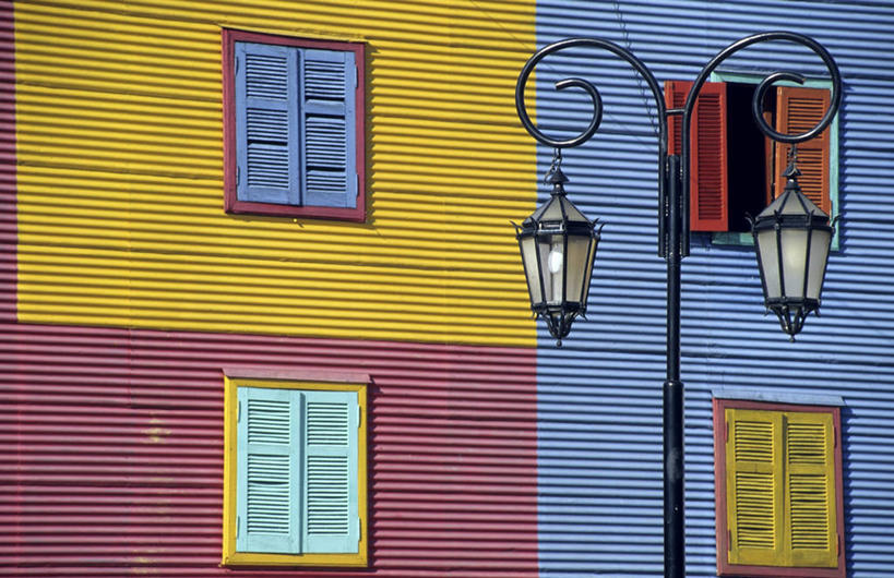 无人,家,横图,室外,白天,正面,度假,美景,窗户,城市风光,城市,路灯,照明,阿根廷,阴影,条纹,光线,影子,房屋,墙,屋子,景观,灯光,娱乐,楼房,玻璃窗,墙壁,墙面,住宅,灯,一个,黄色,红色,蓝色,阳光,四个,享受,休闲,景色,南美,放松,单个,照亮,南美洲,照明设备,拉丁美洲,美洲,亚美利加洲,南亚美利加洲,阿根廷共和国,彩图,房子,布宜诺斯艾利斯省